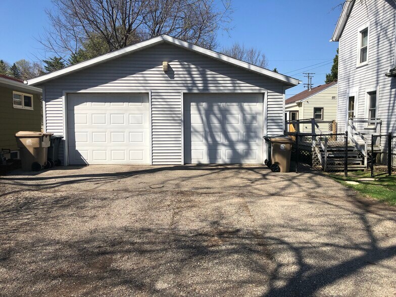 Building Photo - 3702 Hillcrest Dr
