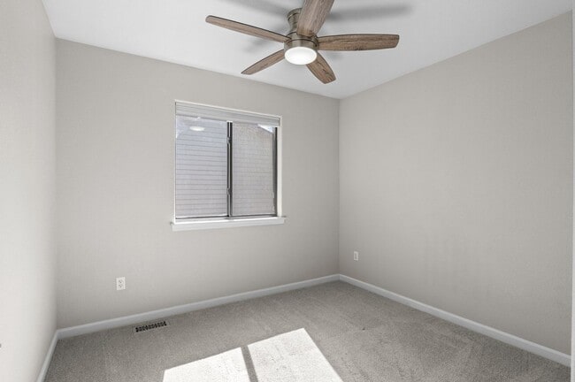 Building Photo - Contemporary Comfort Meets Convenience in ...