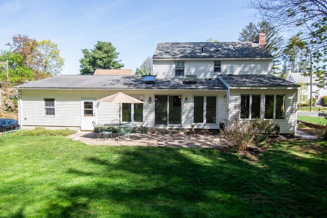 Building Photo - Beautiful 3 Bed, 2.5 Bath Single Family Colonial for Rent in Manchester!