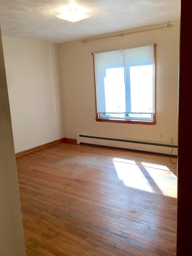 Building Photo - 2 Bedroom Apartment Right off East MU Campus