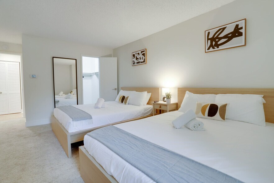 Building Photo - 320 23rd St S