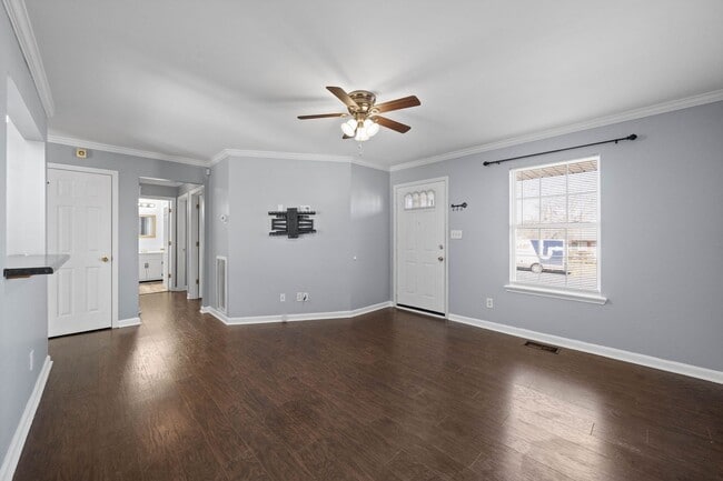 Building Photo - Cute home move in ready in the heart of Oak Grove- close to Fort Campbell and Shopping!