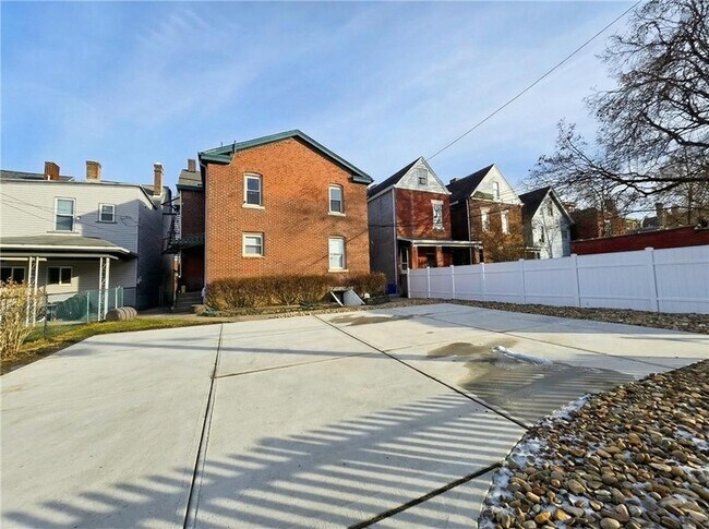 Building Photo - 224 S Pacific Ave