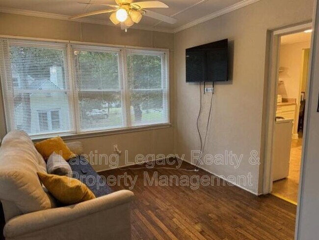 Building Photo - 1227 Brookwood Dr