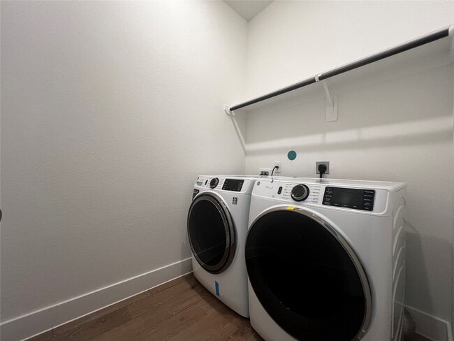 Building Photo - 10923 Cres Spg Dr