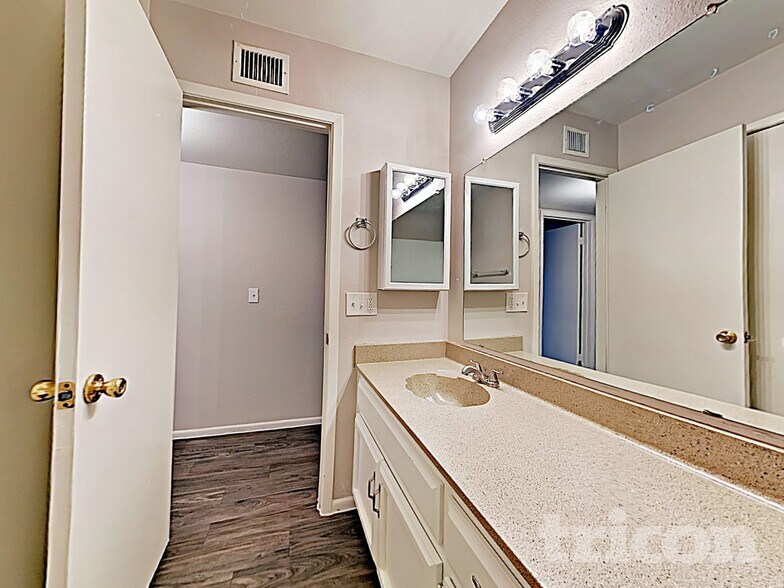 Building Photo - 3921 W Rue De Lamour Ave