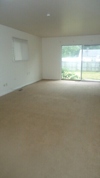 Building Photo - 1634 Greencrest Ave