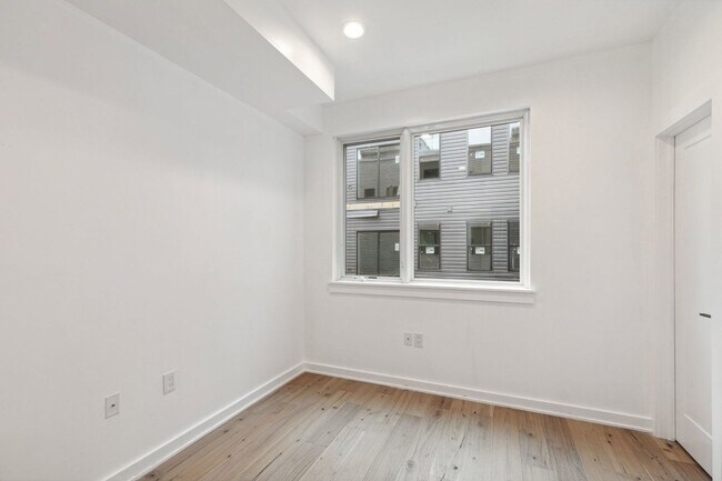 Building Photo - 2219 Hope St