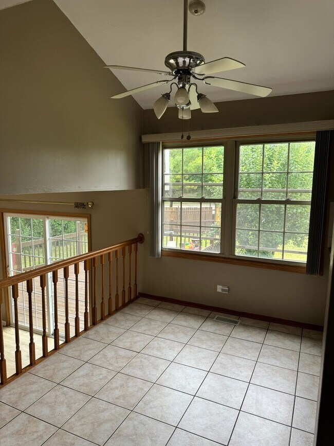 Building Photo - 2404 Kenmore Ct