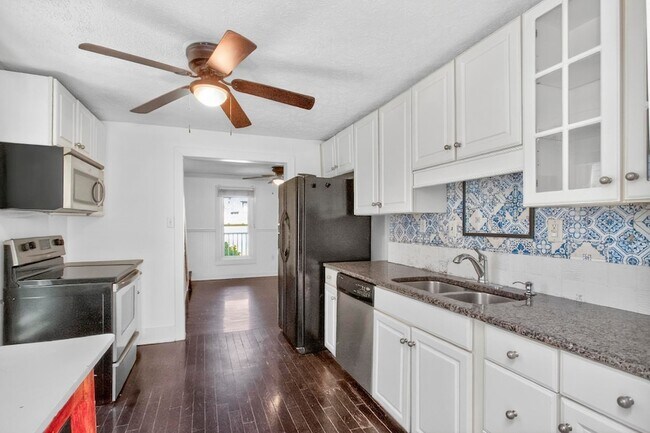 Building Photo - 3008 Lakeshore Dr