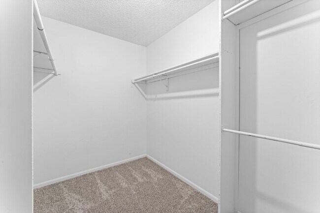 Building Photo - 3 Bedroom duplex in Olathe!