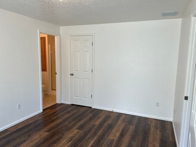 Building Photo - Newly updated 3-bedroom, 2-bathroom duplex with a garage!  $500 OFF YOUR FIRST MONTH'S RENT!
