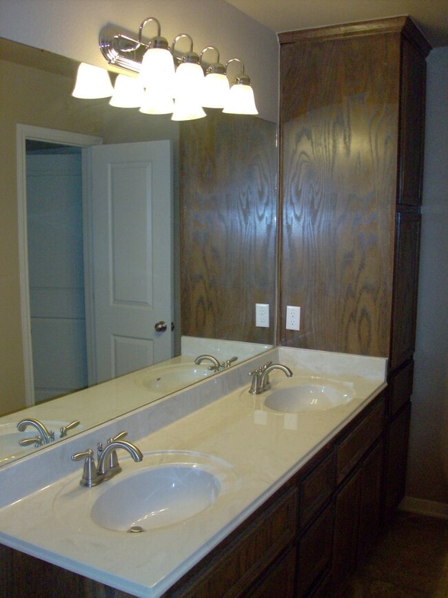 Building Photo - Gorgeous 2 bed/2 bath near Bunny Trail in ...