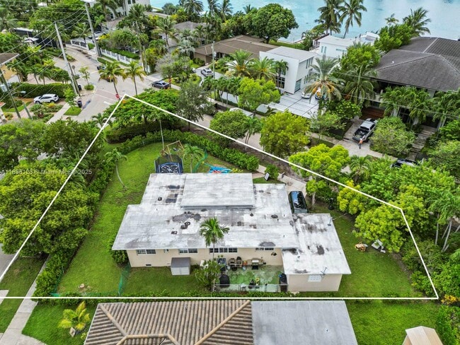 Building Photo - 834 Raymond St