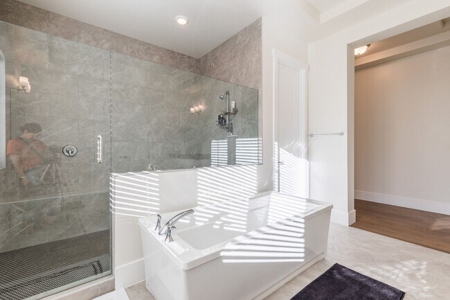 Building Photo - Washington Fields 4 bed | 3 1/2 bath | 3 c...