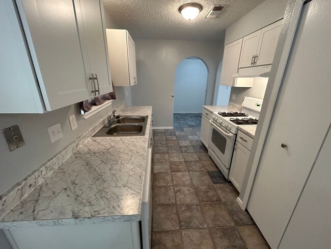 Building Photo - **APPLICATION RECEIVED** *MOVE IN SPECIAL* Tucked Away on a Cul-de-Sac | 3-Bedroom San Antonio Home!