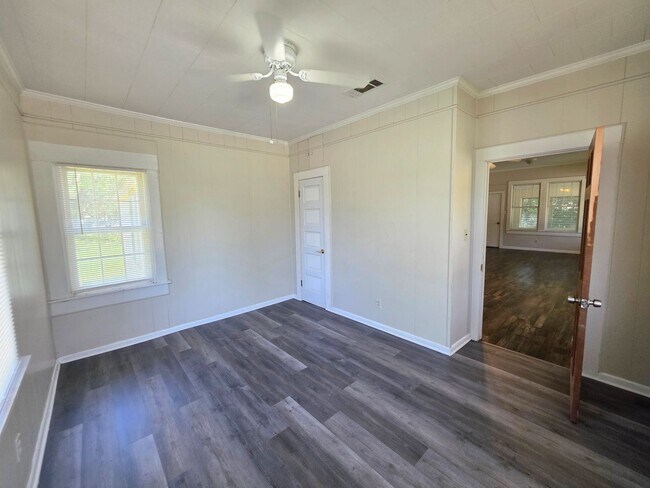 Building Photo - 3BR/1BA home with Bonus Room and large fenced back yard