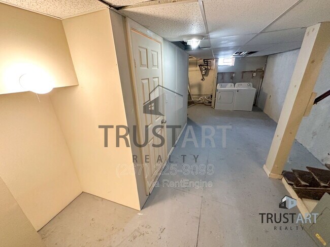 Building Photo - 1841 E Clementine St