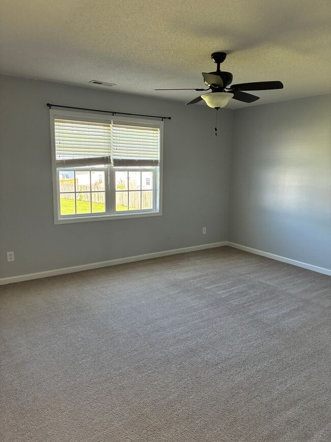 Building Photo - Delightful 2 bedroom 2.5 bath located in Hubert. Just a short drive to Camp Lejeune, area beaches...