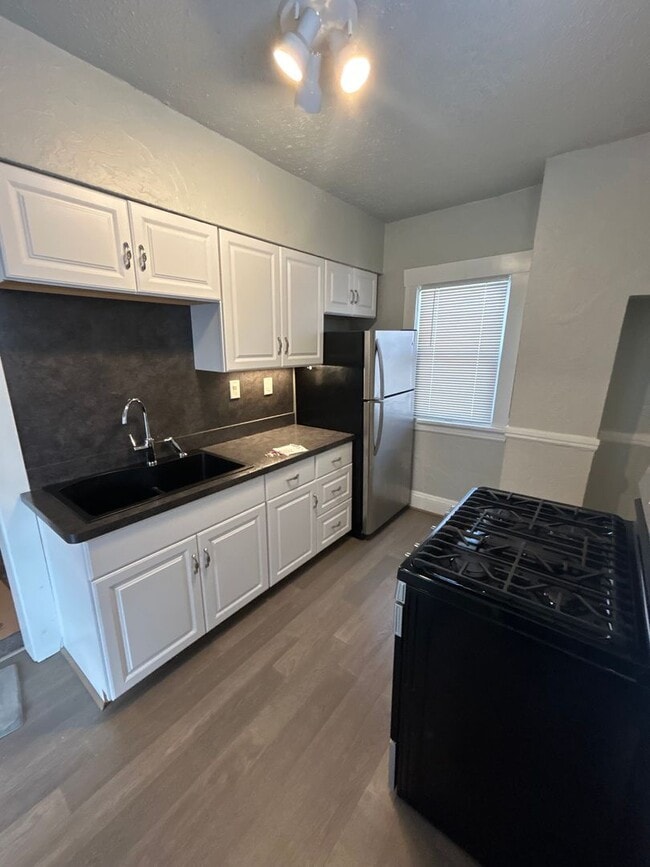 Building Photo - 2 bd Apt Cash Pay/Section 8