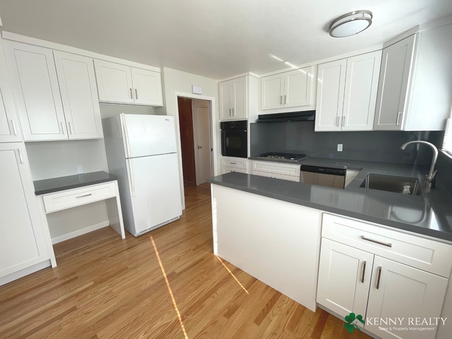 Building Photo - Remodeled Three Bedroom Plus Bonus Room House in Daly City