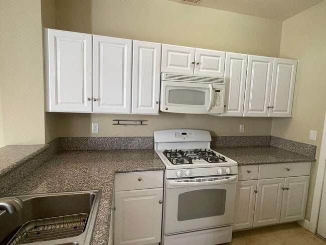 Building Photo - Stylish 2-Bed Townhome with Loft & Dual Pr...