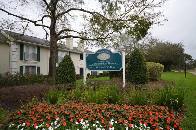 Building Photo - 13715 Richmond Park Dr N