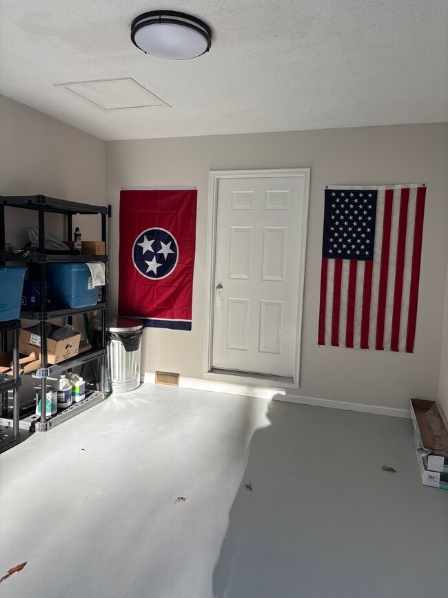 Building Photo - 1015 Katta Trce