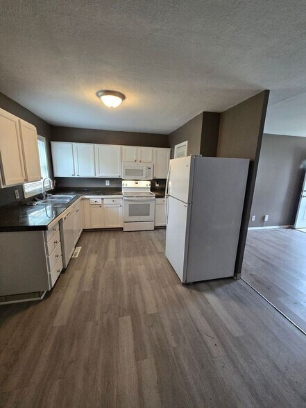 Building Photo - 5134 N Corrington Ave