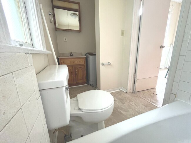 Interior Photo - 1710-14 Bradford