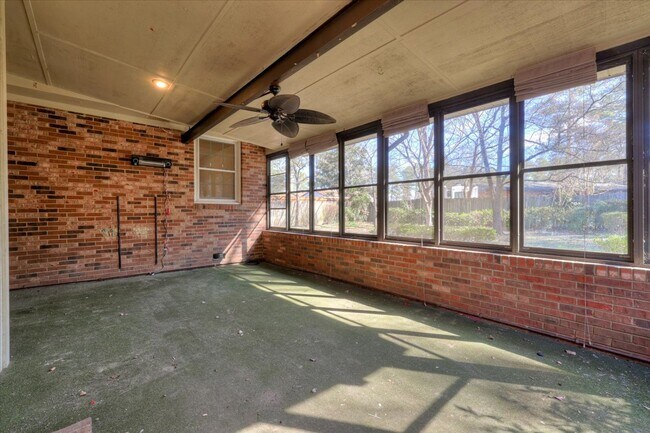 Building Photo - 3 Bed/2Bath home with garage, sunroom, and shed in Martinez