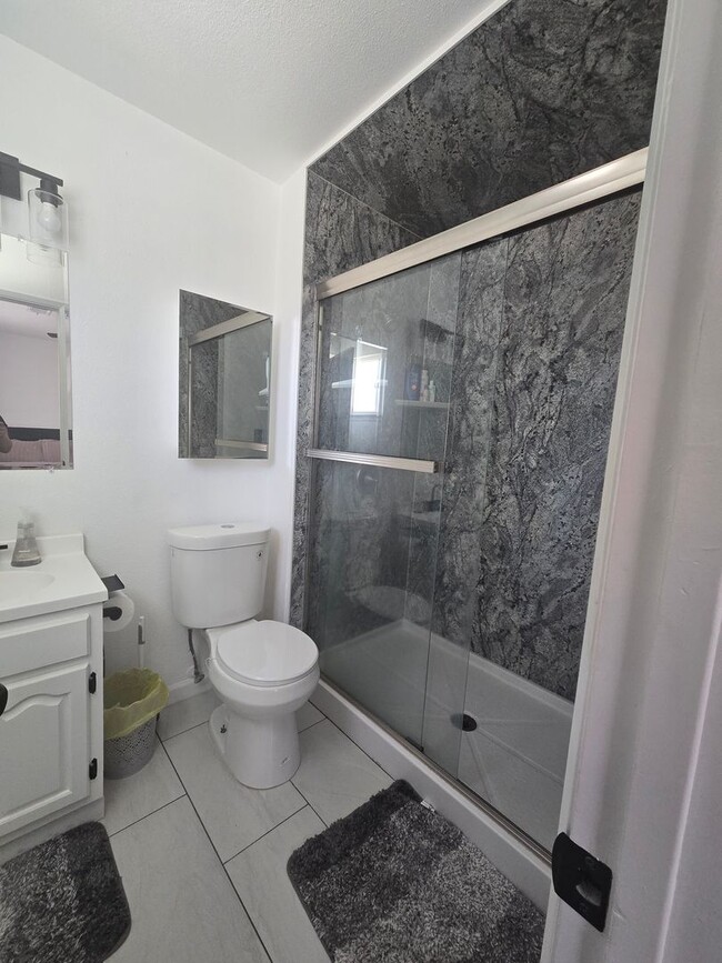 Building Photo - 4 BR 2 Ba Available 9/1