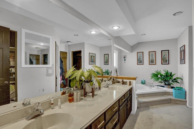 Building Photo - Beautiful 5 Bedroom Home Near the Cherry C...