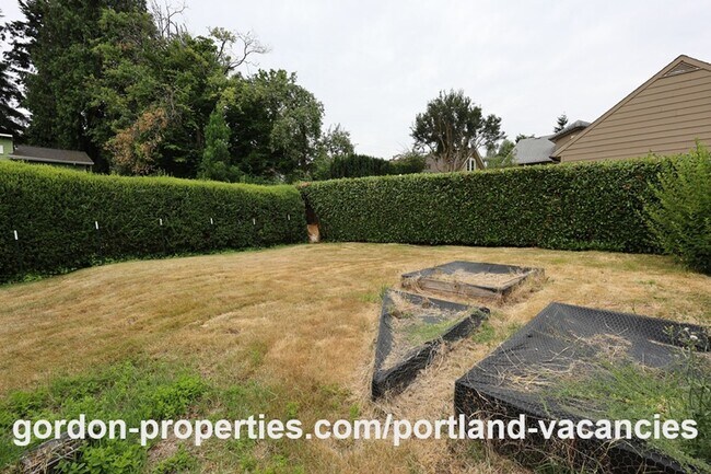 Building Photo - SE 11th Ave - Vintage 1 bedroom bungalow with office/den in Brooklyn neighborhood