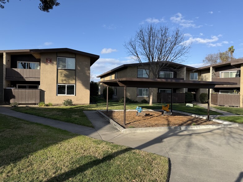 Building Photo - Country Club Apartments