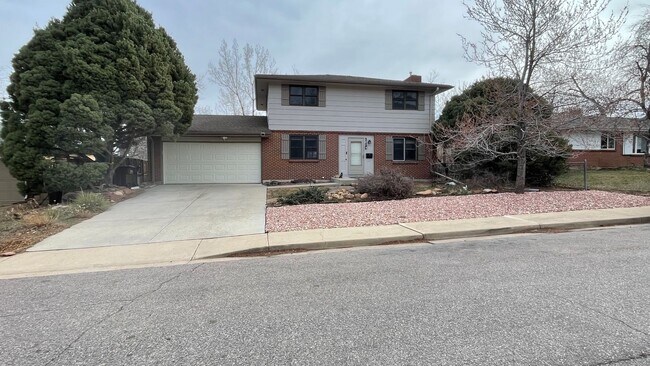 Primary Photo - Spacious 4-Bedroom with Mountain Views & U...