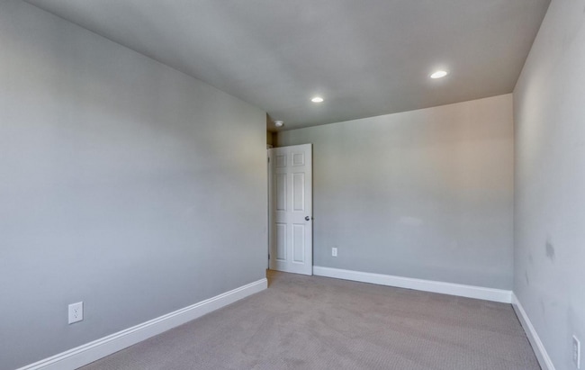 Building Photo - 2 Bedroom House Available With 2 car parki...