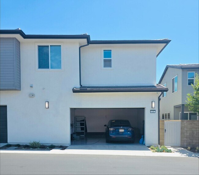 Building Photo - Newly-Buit Home in Great Park