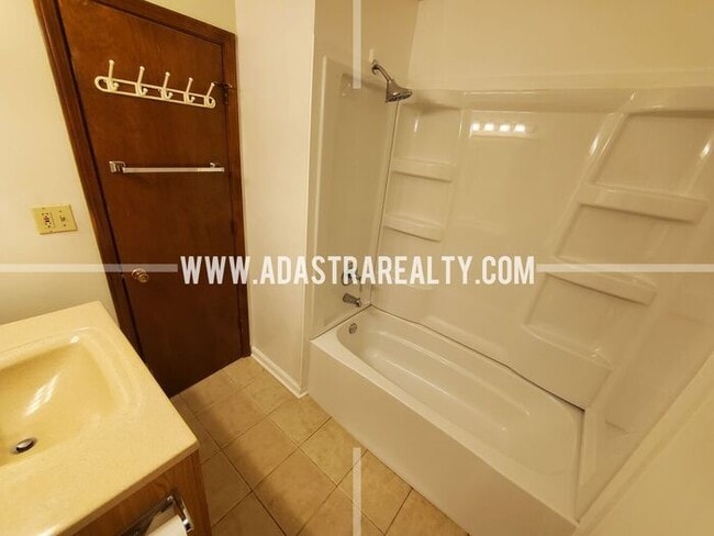 Building Photo - Very Nice Home in South KCMO-Available NOW!!