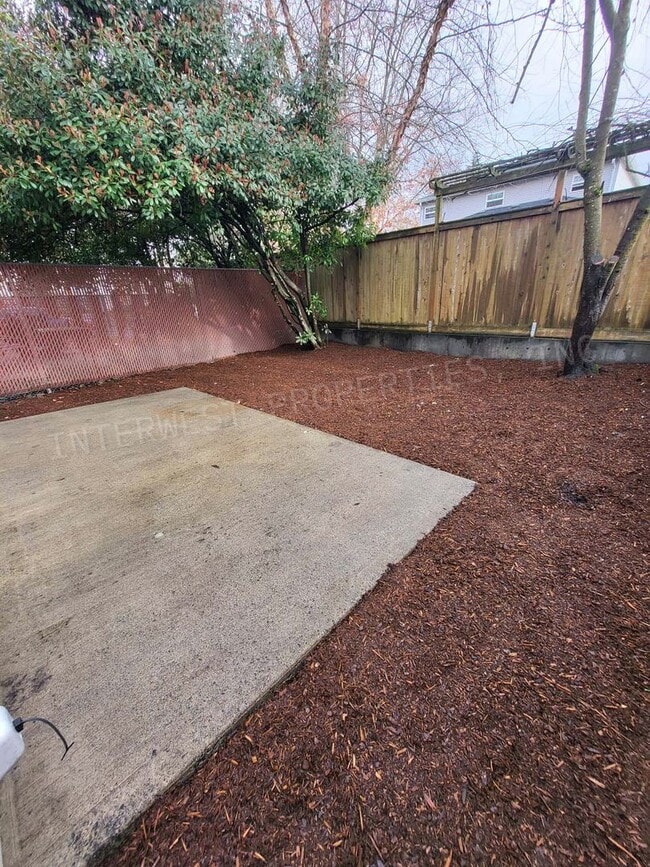 Building Photo - 3bd 2 ba Townhouse w/Washer/Dryer in Unit, Yard and Garage!