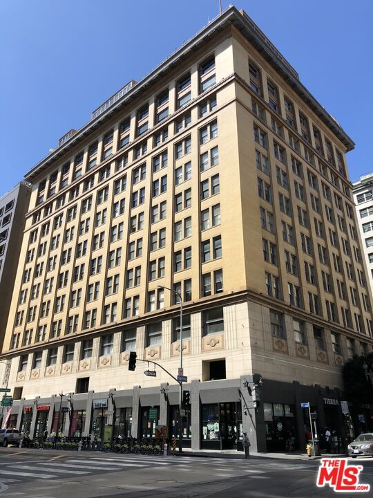Building Photo - 215 W 7th St