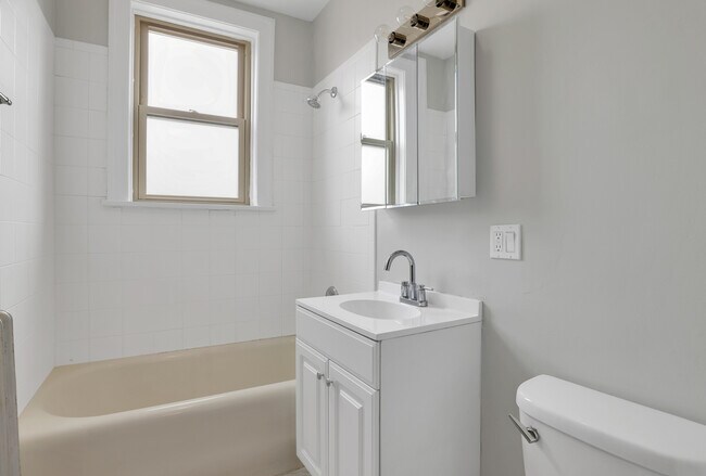 Building Photo - 5544 W Leland Ave