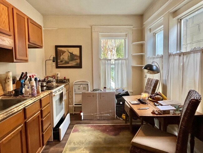 Building Photo - 138 King St