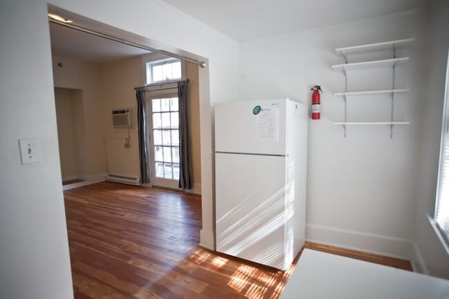 Building Photo - Adorable studio apartment, walk to UNC and downtown! Utilities included!