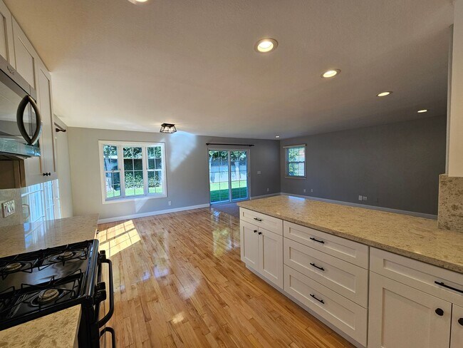 Building Photo - 4BD/2BA Available Near El Dorado Park!!