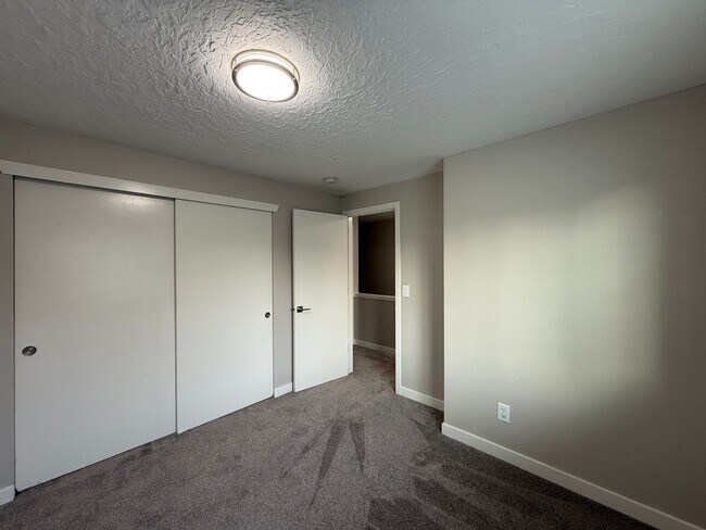 Building Photo - 5117 SW 62nd Ave