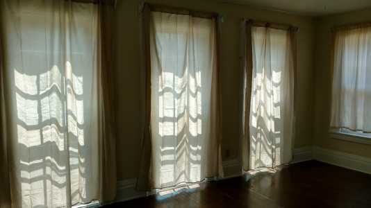 Building Photo - Spacious and Bright 3 Bedroom Townhouse