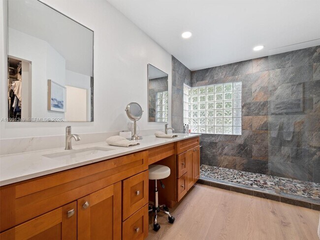 Building Photo - 413 Cameron Dr