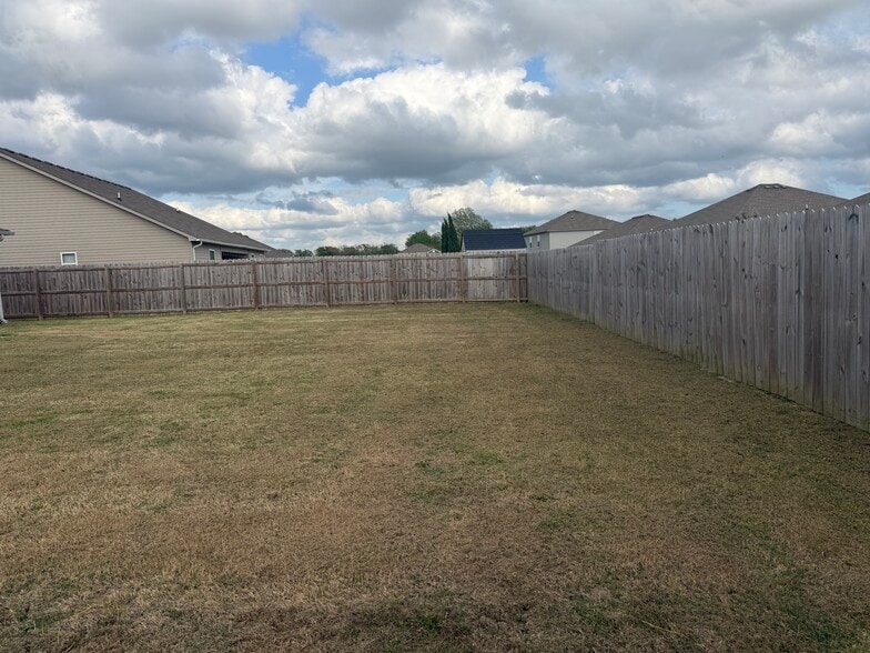 Building Photo - 2309 Pinewood Ave