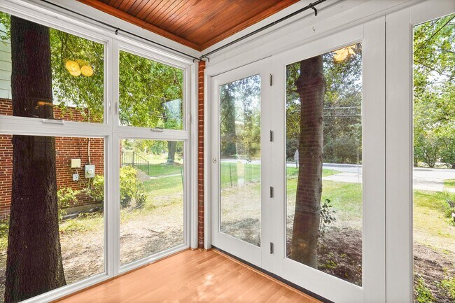 Building Photo - 2 Bed 1 Bath - Takoma Park Cottage- Large ...